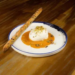 Burrata con salmorejo asado