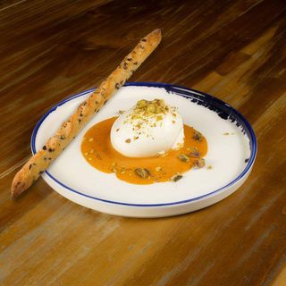 Burrata con salmorejo asado
