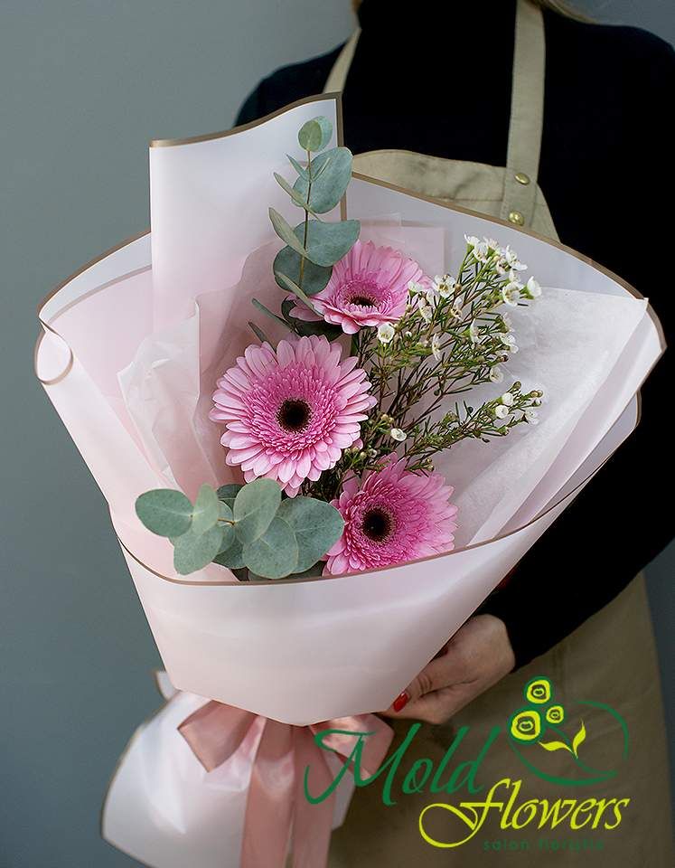 Buchet din gerbere roz „Compliment delicat”