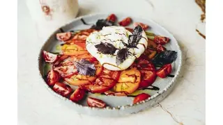 Burrata värskete tomatite carpaccio’ga