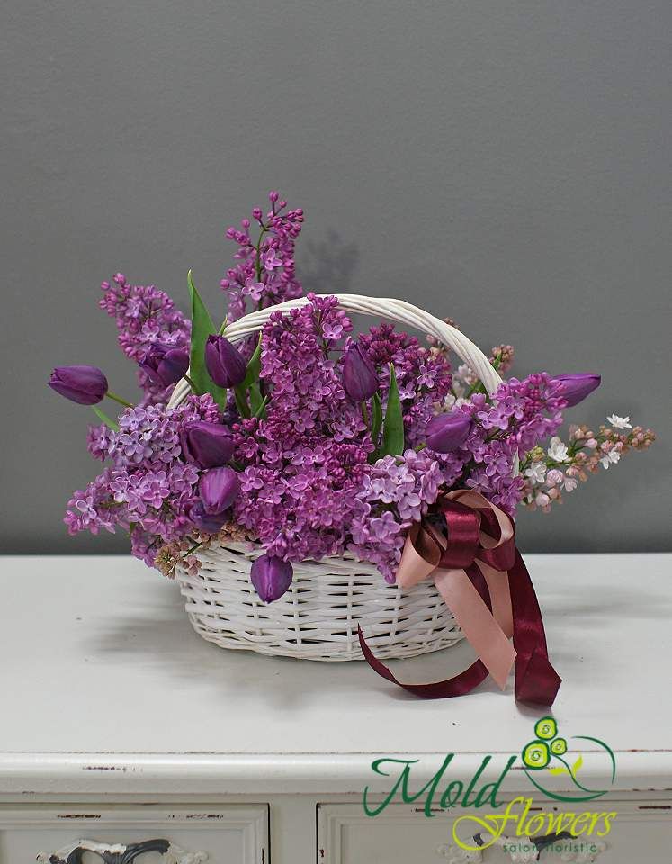 Coș cu lalele violete și liliac