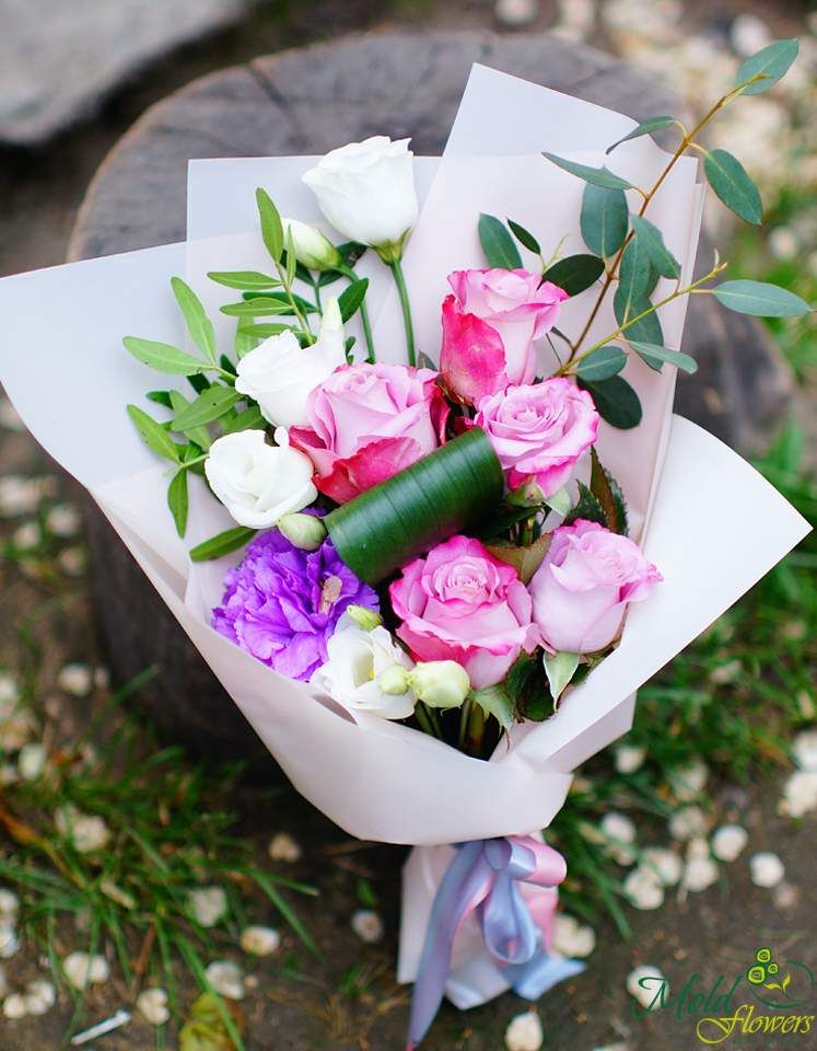 Buchet - compliment din trandafiri mov, garoafe și eustoma albă