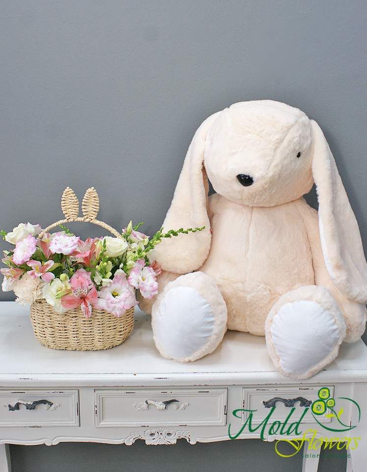 Set "Cos delicat cu trandafiri si eustoma si Iepure mediu h=80 cm"