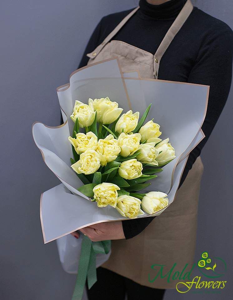 Buchet din lalele galbene de tip bujor „Razele fericirii”