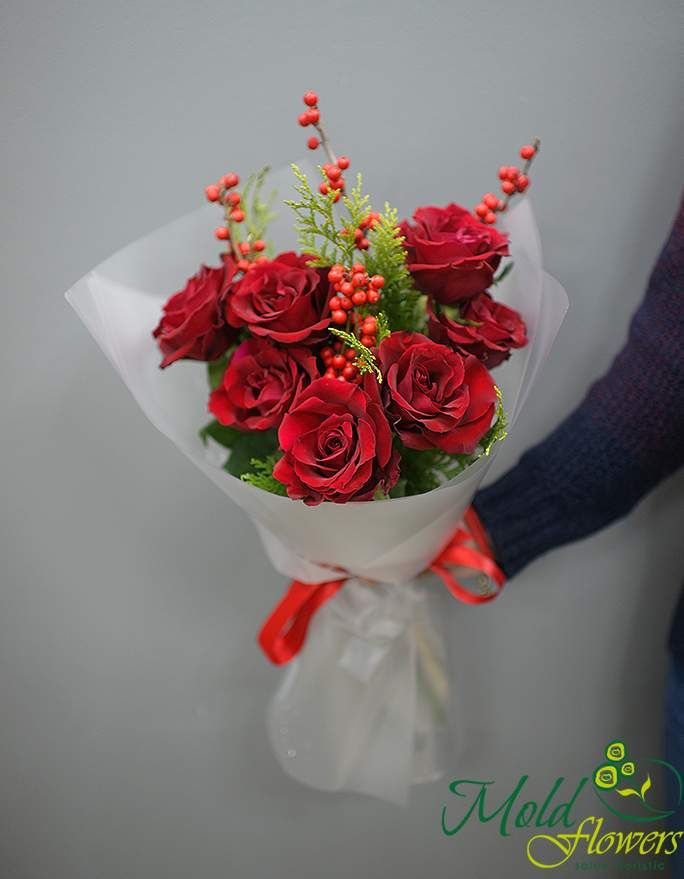 Buchet din trandafiri rosii si ilex