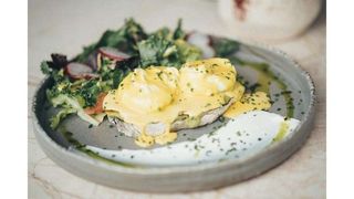 Avokaado röstsai lõhe ja pošeeritud munadega