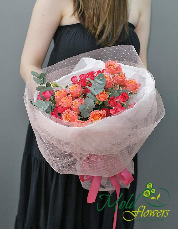 Buchet din trandafiri de tufa "Farmec Coral"