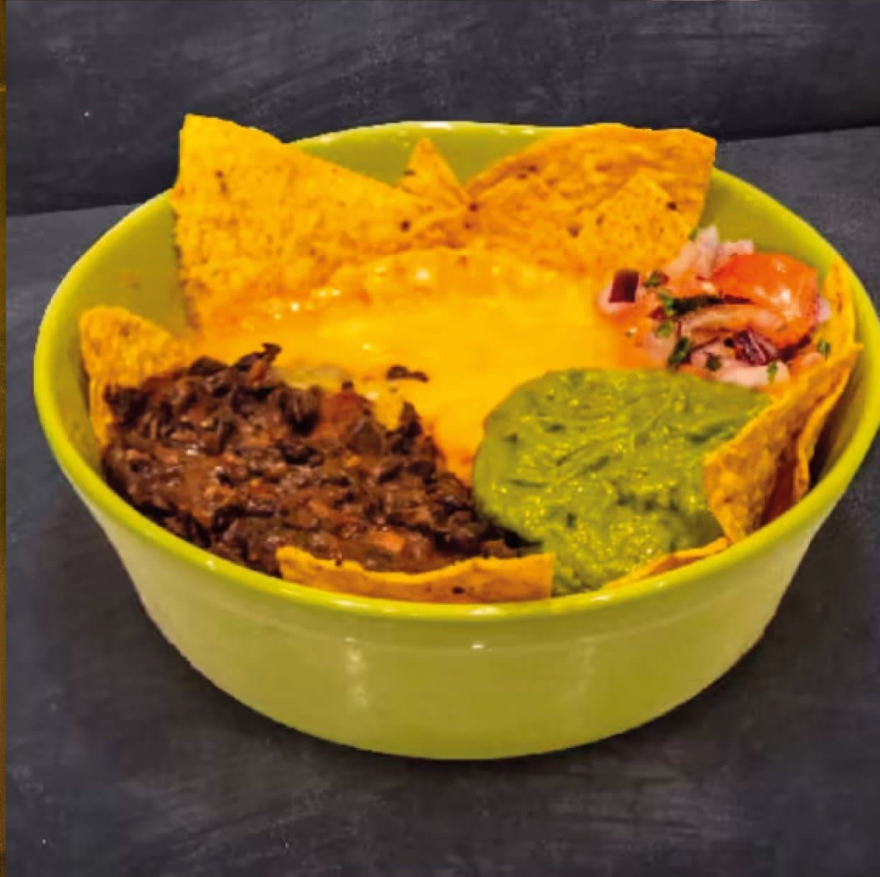 SuperNachos: Totopos Con Guacamole , Queso, Frijoles y Picos de 