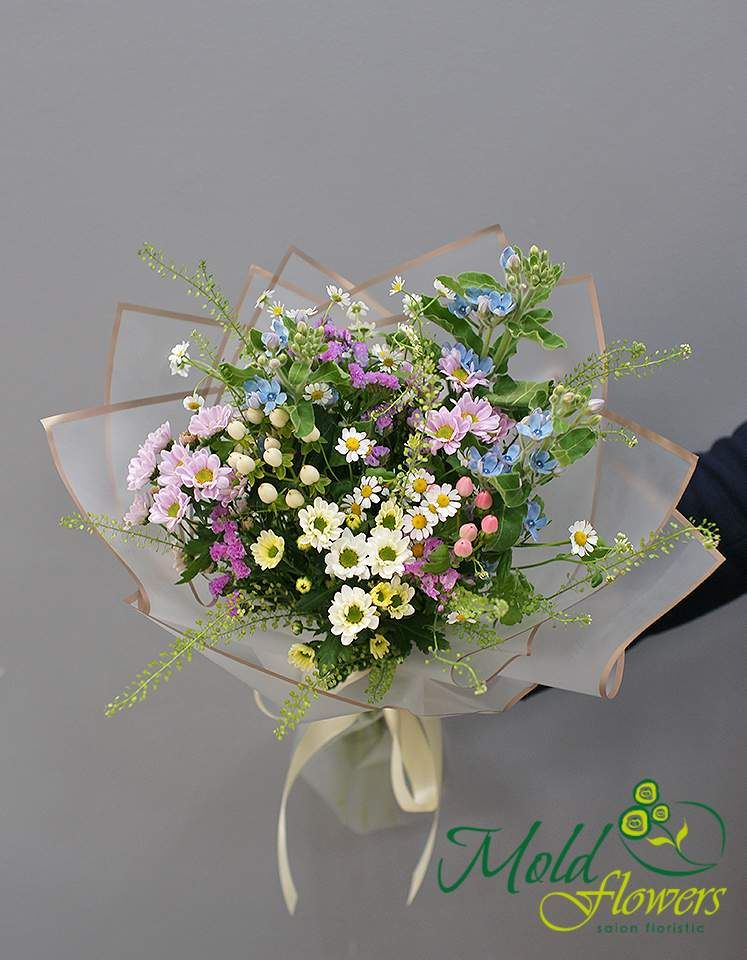 Buchet din romanite, crizanteme si oxypetalum " Suflu primavaratic"