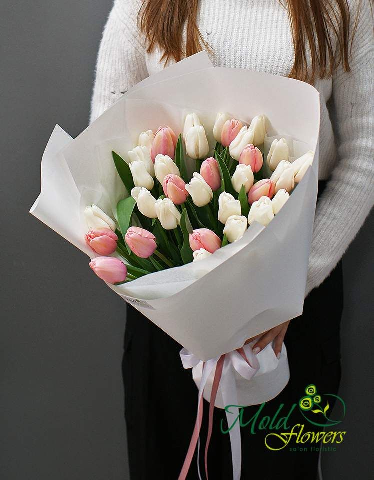 Buchet din 35 de lalele albe si lalele "Mango Charm"