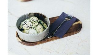 Värske kurgisalat soja-seesamikastmega