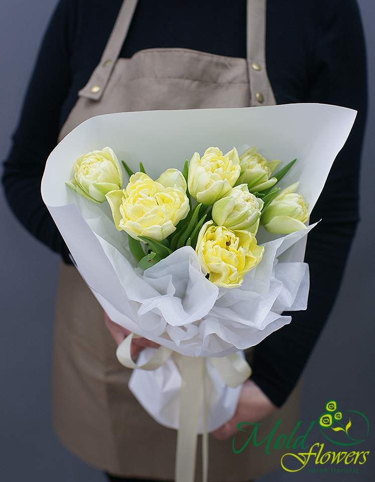 Buchet-compliment din lalele galbene de tip bujor
