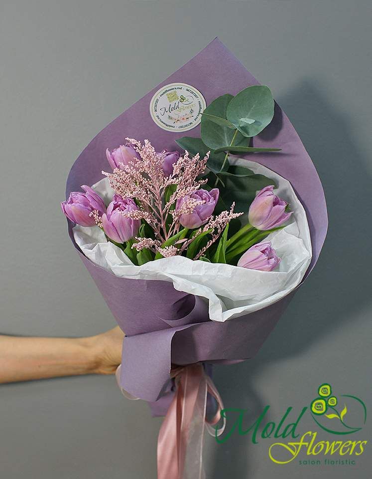 Buchet din lalele de tip bujor și eucalipt
