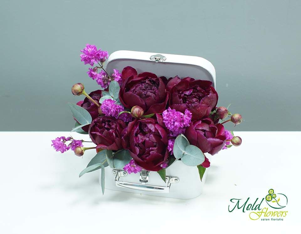 Cutie cu bujori bordo