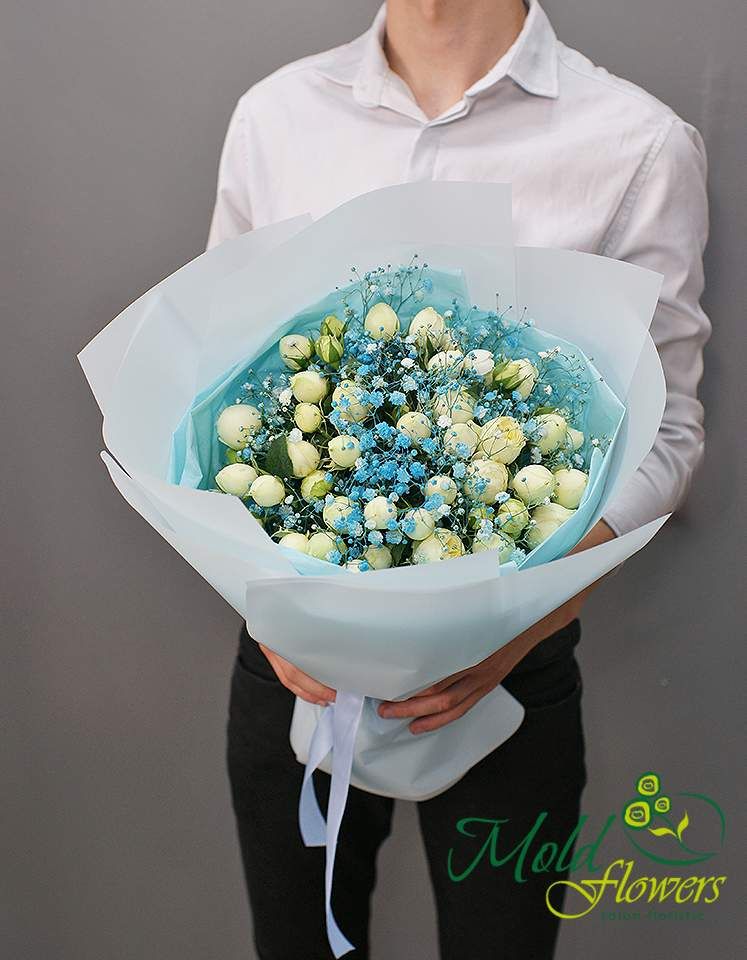 Buchet din trandafiri verzi de tip bujor și gypsophila