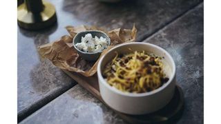 Omlett friikartulite, krõbeda peekoni ja fetaga