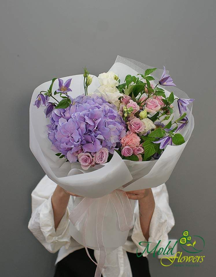 Buchet din hortensie mov și clematis