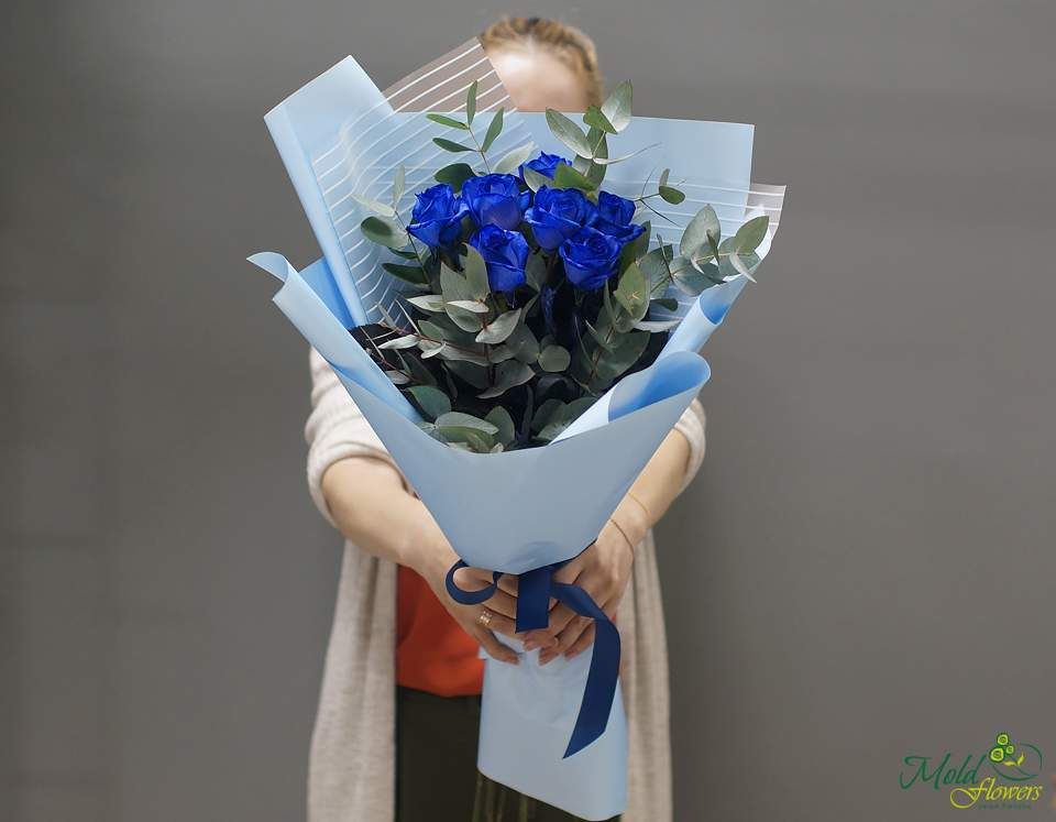 Buchet din trandafiri albastri si eucalipt