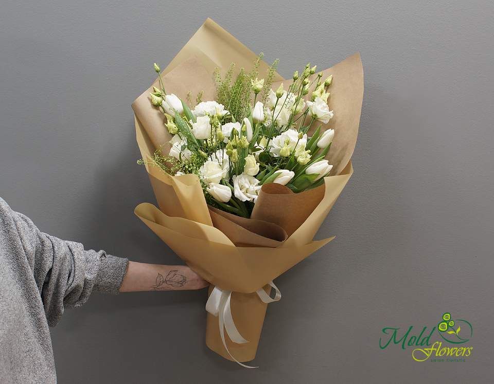 Buchet din lalele și eustoma alba