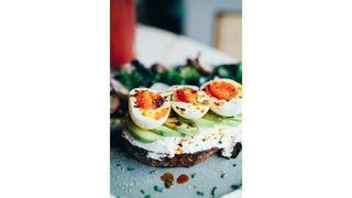 Toorjuustu, avokaado röstsai ja keedetud muna