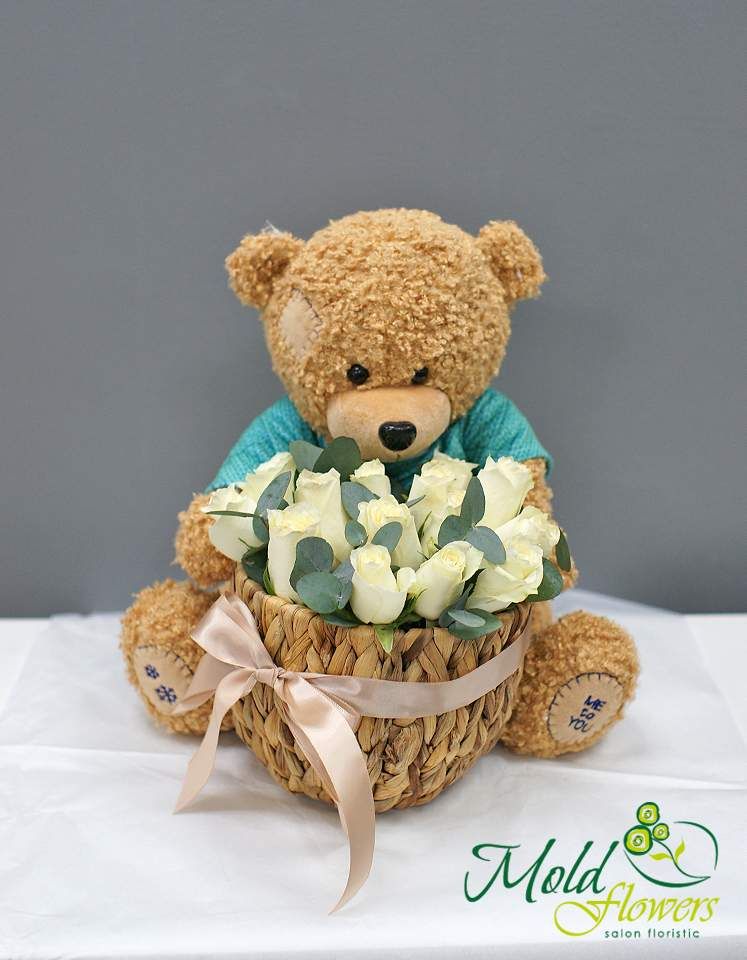 Set din: Coș cu trandafiri albi și ursuleț în pulover h=35 cm