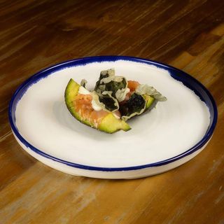 Aguacate a la parrilla con salmón (2 Uds.)