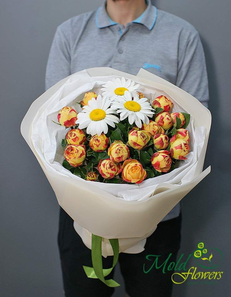 Buchet din trandafiri de tip bujor si romanite